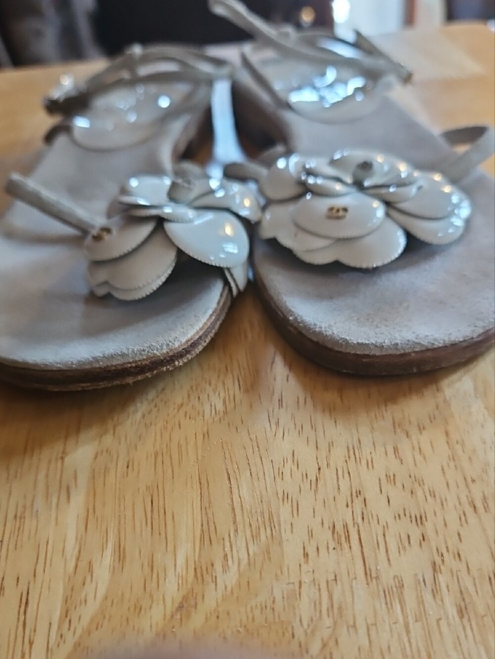 CHANEL Vintage Thong Gray Suede and White Patent Leather Sandals - Picture 2 of 16